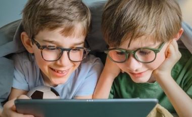 Kurzsichtigkeit bei Kindern / Digitaler Alltag erfordert neue Brillenglastechnologie